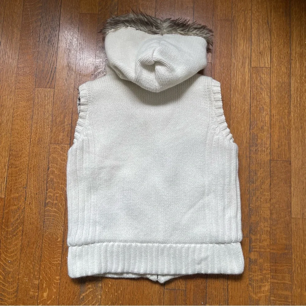 Vintage Abercrombie & Fitch Off-White Knit Vest with Faux Fur - Picture 7 of 8